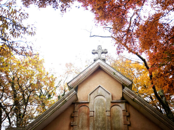 fachada de uma igreja no outono
