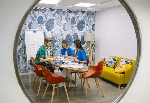 7 benefícios do forro PVC para comércios - F3 Construções